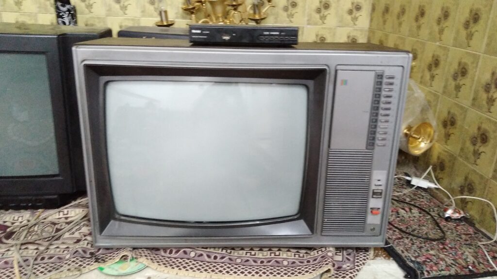 تلویزیون رنگی قدیمی