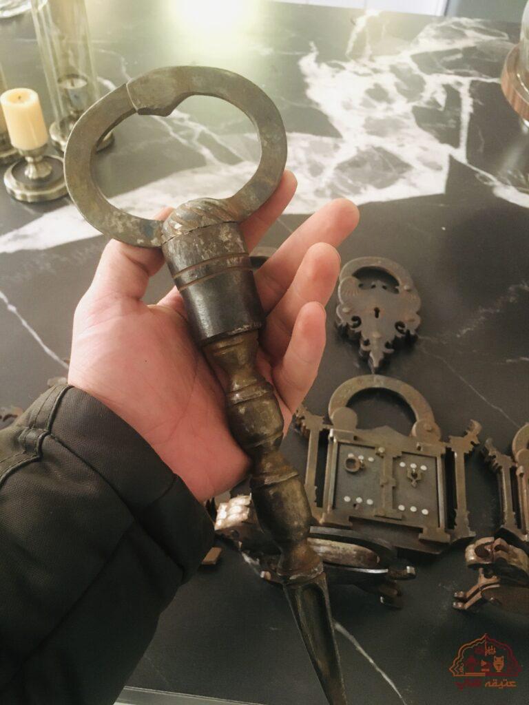 قفل قدیمی فولادی مهر دار انتیک دکوری ویترینی