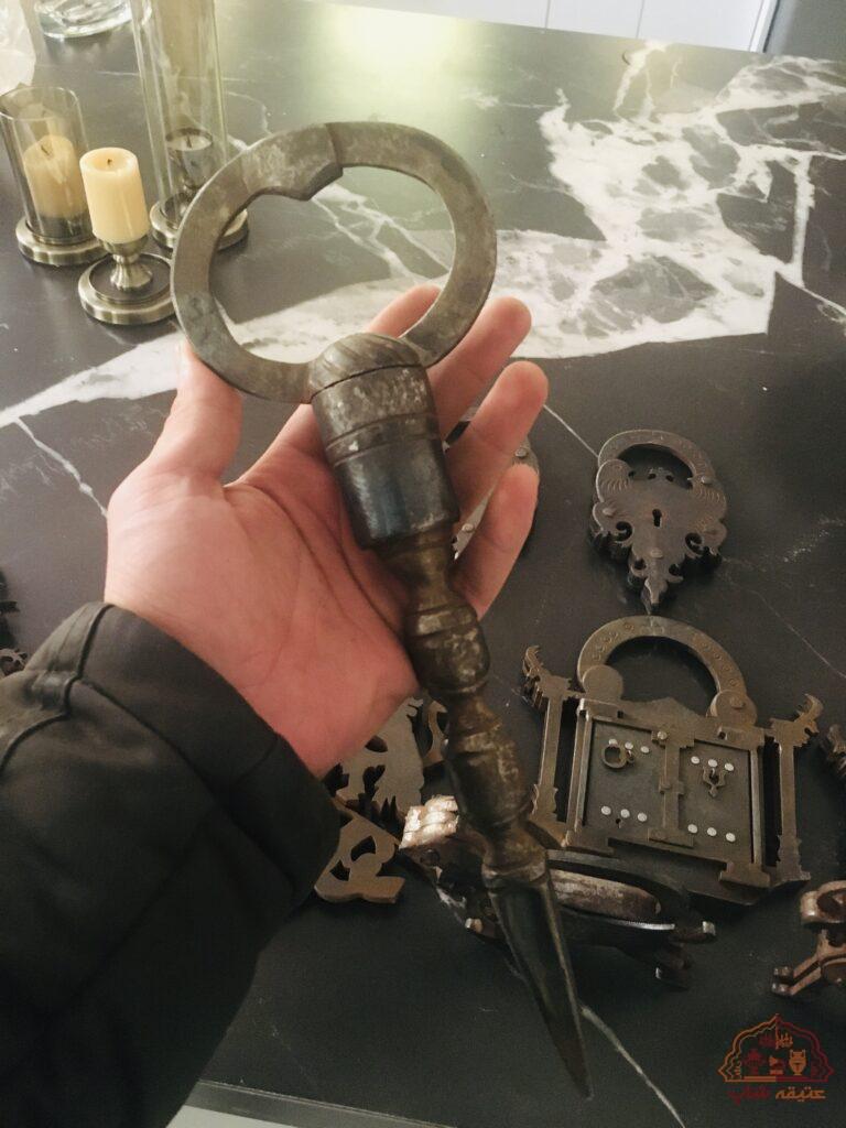قفل قدیمی انتیک ویترینی دکوری و قابل استفاده قفل مهر دار کاملا سالم