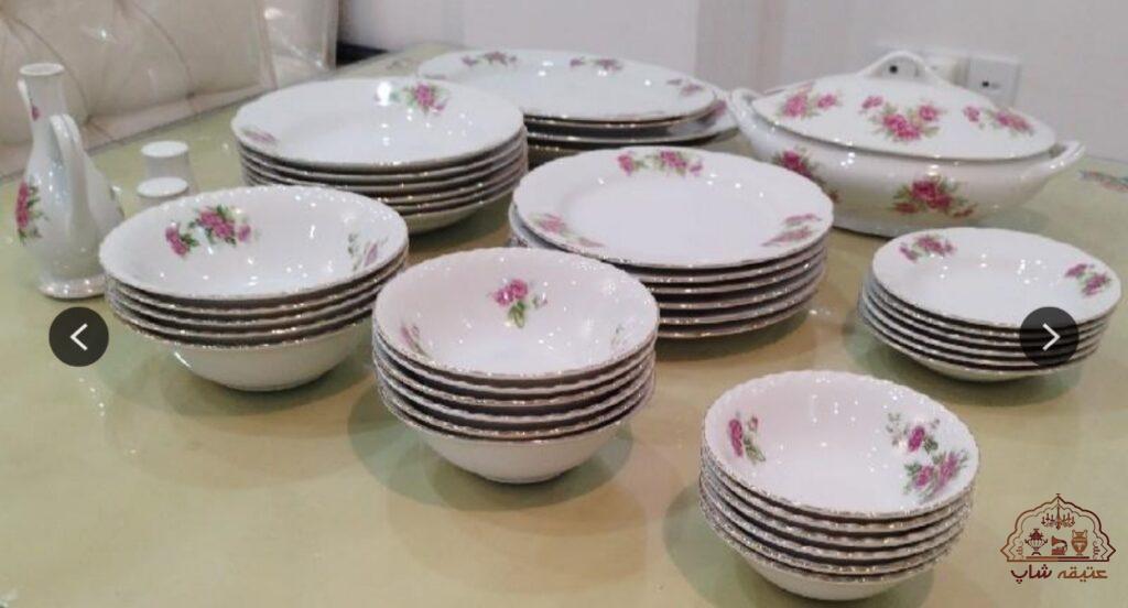 ظرف های گل سرخی قدیمی